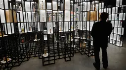 Seorang pengunjung melihat pameran pada Museum Vodka yang baru akan dibuka minggu depan, di Warsawa, Pondia, Rabu (6/6). Di museum itu ditunjukkan bagaimana cara pembuatan vodka dan cara mengonsumsinya. (AP/Czarek Sokolowski)