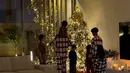 Cristiano Ronaldo dan Georgina Rodriguez merayakan Natal di Arab Saudi. Mereka pun tampil kompak mengenakan setelan piyama motif tartan. [@georginagio]