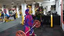 Seorang wanita Muslim India mengangkat beban saat berlatih di gym Ahmedabad Fitness Academy (AFA) di Ahmedabad (10/5/2019). Selama bulan suci Ramadhan, tempat gym ini tetap buka hingga larut malam untuk membiarkan anggota Muslim berolahraga setelah salat. (AFP Photo/Sam Panthaky)