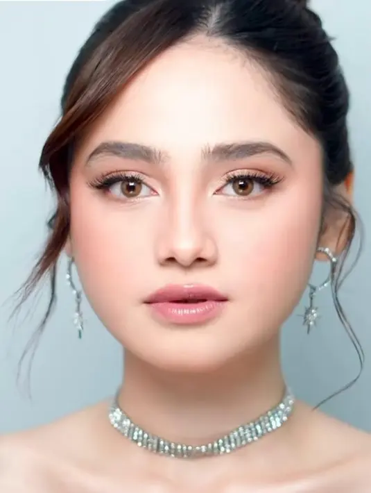 Syifa tampak dipulas dengan complexion satin finish. Kontur wajah disapukan secara halus untuk mempertegas fitur-fitur wajah alami Syifa.  [@leoafandi_].