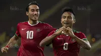 Muhammad Hargianto (kanan) menerima kartu kuning pada menit ke-64 setelah melanggar pemain Kamboja pada laga Grup B SEA Games 2017 di Stadion Shah Alam, Selangor, Kamis, (24/8/2017). Indonesia menang 2-0. (Bola.com/Vitalis Yogi Trisna)