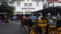 Aktivitas masyarakat di kawasan Jalan Malioboro, Yogyakarta, Minggu (10/10/2021). Wisatawan yang berkunjung di kawasan wisata Yogyakarta wajib mematuhi dan menerapkan protokol kesehatan karena Daerah Istimewa Yogyakarta masih berstatus PPKM level 3. (Liputan6.com/Helmi Fithriansyah)