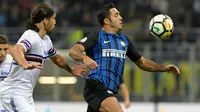 Penyerang Inter Milan, Eder berusaha membawa bola dari kawalan bek Sampdoria, Matias Silvestre saat bertanding  pada lanjutan Liga Serie A Italia di San Siro, Milan (24/10). Inter menang atas Sampdoria 3-0. (AFP Photo/Miguel Medina)