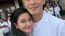 Perbedaan usia yang jauh tampaknya tak bikin Chef Juna dan kekasihnya ini ragu untuk melangkah ke jenjang yang lebih serius. Dikabarkan sudah sama-sama serius, banyak yang berharap hubungan mereka bakal berlanjut ke pelaminan. (Liputan6.com/IG/@ncit90)