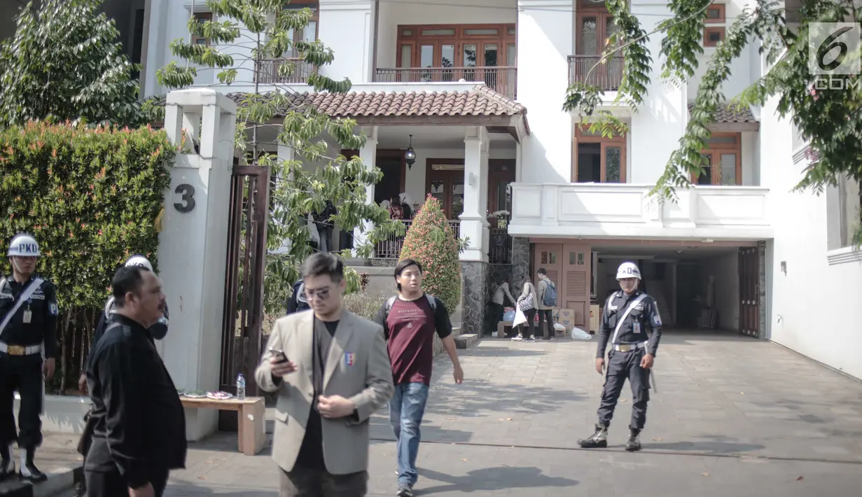 Suasana rumah duka mantan Menteri Tenaga Kerja era Presiden Soeharto, Cosmas Batubara di Jalan Cidurian Nomor 3, Cikini, Jakarta, Kamis (8/8/2019). Cosmas Batubara meninggal dunia saat dirawat di Rumah Sakit Kencana. (Liputan6.com/Faizal Fanani)