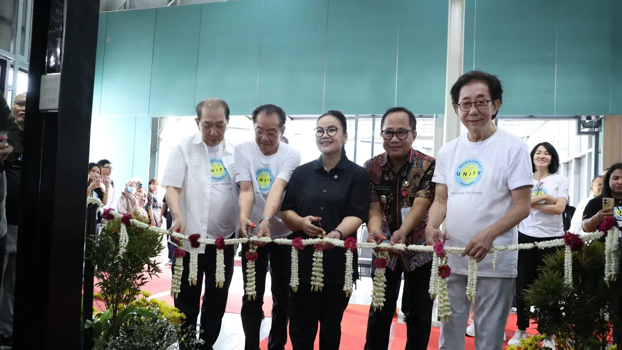 Agustina, Wali Kota Semarang bersama Irwan Hidayat, Direktur Utama PT. Sidomuncul saat persiapan Tennis Academy Unity Sport Center. (Foto: Liputan6.com/Felek Wahyu)