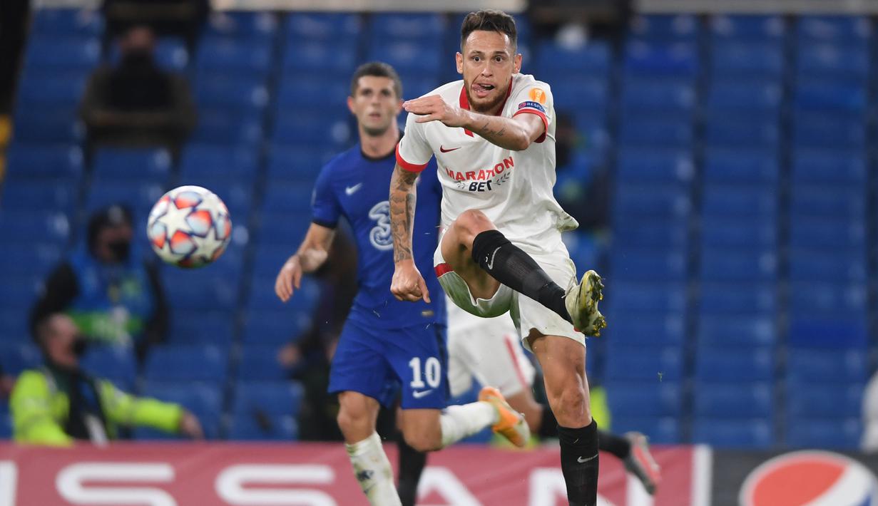 Gelandang Sevilla, Lucas Ocampos, melepaskan tendangan saat menghadapi Chelsea pada laga Grup E Liga Champions 2020/2021 di Stamford Bridge, Rabu (21/10/2020) dini hari WIB. Chelsea bermain imbang 0-0 atas Sevilla. (AFP/Mike Hewitt/pool)