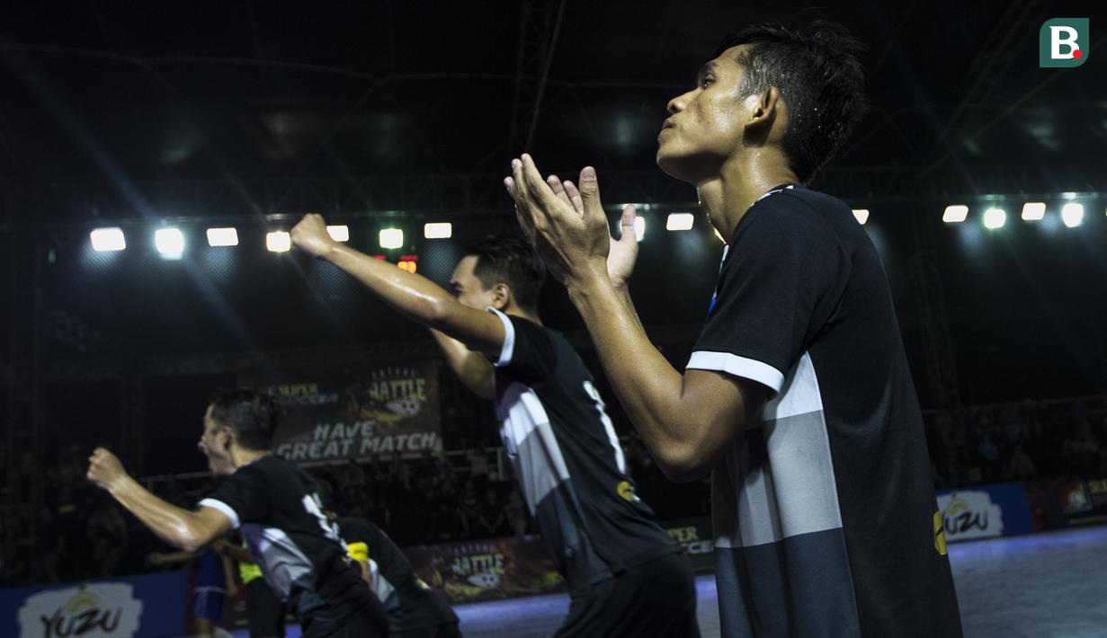 Pemain Kerambah FC melakukan selebrasi usai mengalahkan Al-Falah pada laga Grand Final Futsal Battle di Mall Taman Anggrek, Jakarta, Minggu (14/10). Kerambah FC juara melalui adu penalti. (Bola.com/Vitalis Yogi Trisna)