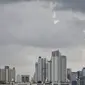 Suasana gedung-gedung bertingkat dengan langit mendung di kawasan Sudirman, Jakarta, Rabu (23/11). BMKG memperkirakan puncak musim hujan di Jakarta diprediksi terjadi sepanjang Januari hingga Februari 2019. (Liputan6.com/Faizal Fanani)
