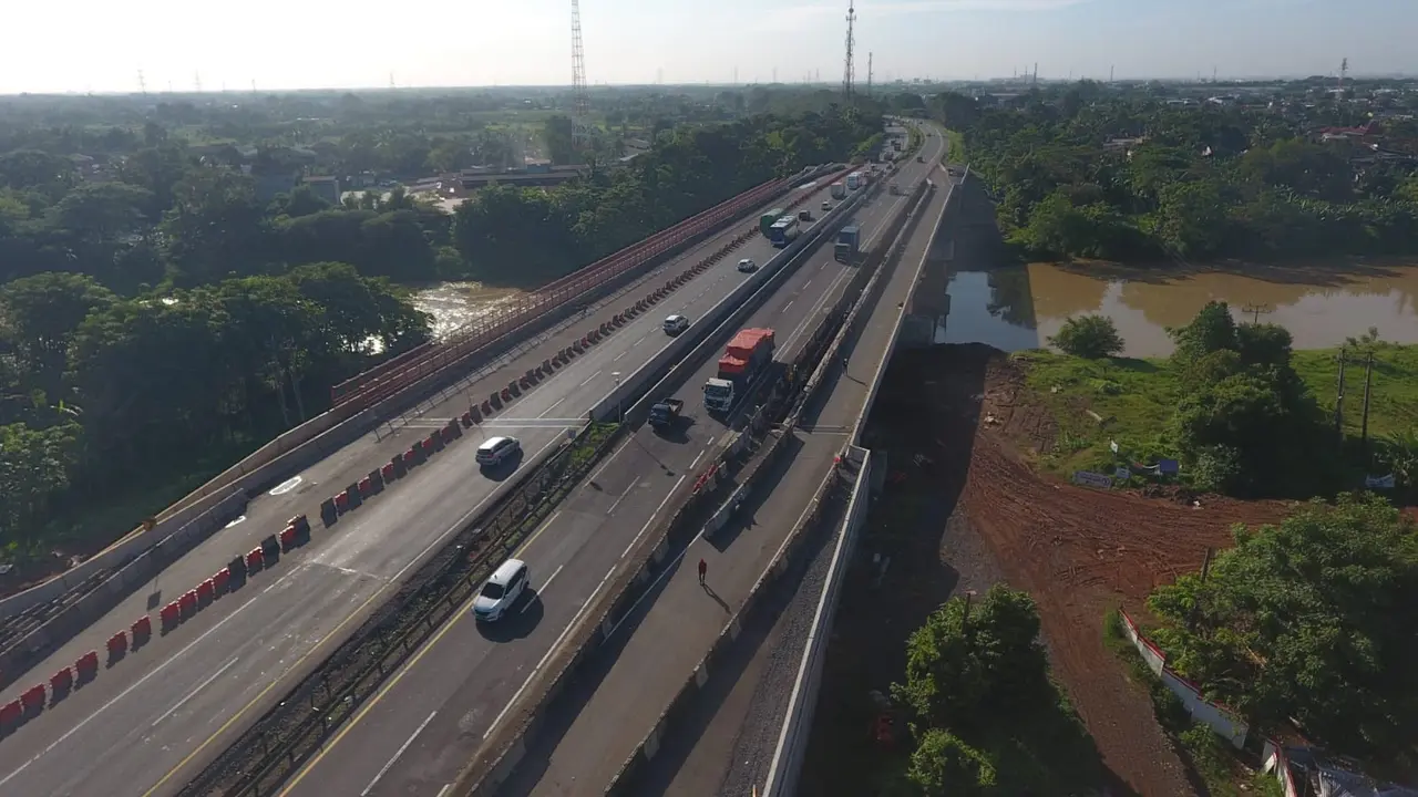 Jalan Tol Tangerang-Merak kembali memberlakukan contra flow usai sempat dihentikan sementara lantaran arus mudik Lebaran 2022.