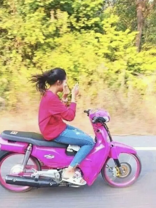 5 Aksi Multitasking Pengendara Motor Ini Bikin Melongo