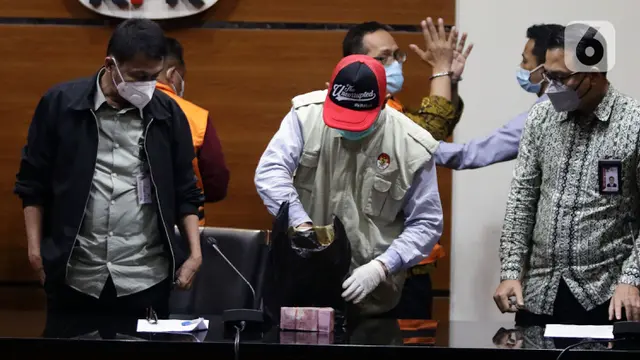 KPK Tunjukkan Barang Bukti Penahanan Hakim Itong Isnaeni Hidayat