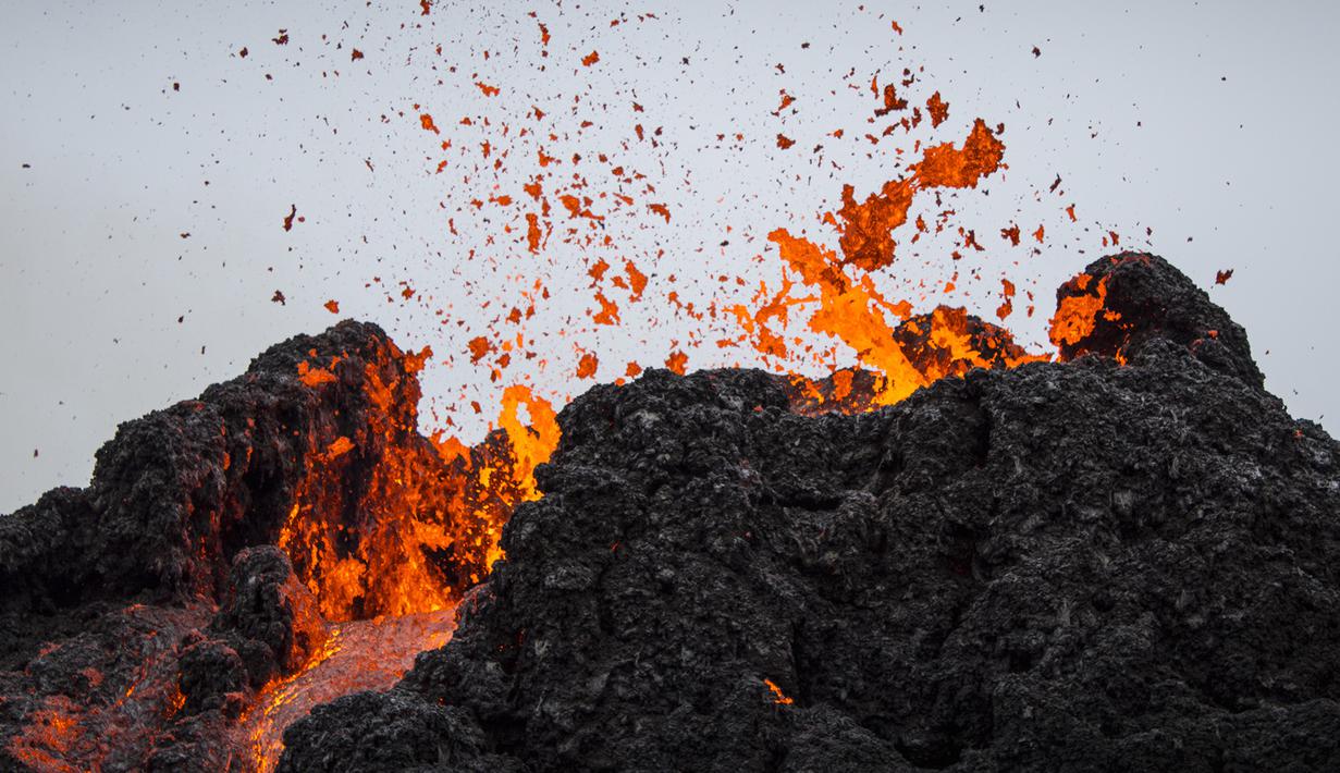 Aliran lava dari letusan gunung berapi di Semenanjung Reykjanes di barat daya Islandia pada Sabtu (20/3/2021). Letusan gunung berapi yang sudah lama tidak aktif mengirimkan aliran lava yang mengalir melintasi lembah kecil di Islandia itu sudah mereda. (AP Photo/Marco Di Marco)