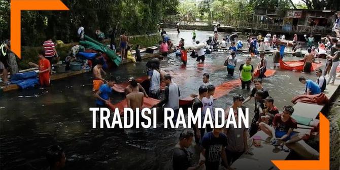 VIDEO: Tradisi Cuci Karpet Masjid Jelang Ramadan