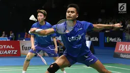 Ganda Campuran Indonesia, Tontowi Ahmad/Liliyana Natsir mengembalikan kok ke Hafiz Faizal/Shela Devi Aulia di Babak Kedua Indonesia Open 2017 di Jakarta, Jumat (16/6). Tontowi Ahmad/Liliyana Natsir menang 21-17, 22-20. (Liputan6.com/Helmi Fithriansyah)