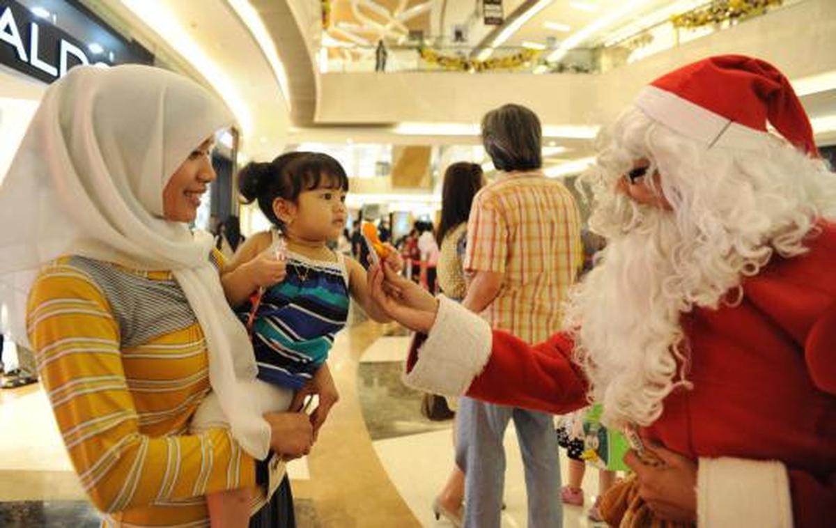 Santa Claus bagi-bagi hadiah di Lippo Mall Kemang