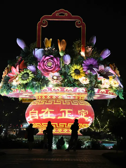 Foto yang diabadikan pada 14 Juni 2020 ini memperlihatkan instalasi seni yang dihiasi lampu-lampu di malam hari di kota kuno Zhengding di Shijiazhuang, Provinsi Hebei, China utara. (Xinhua/Xu Jianyuan)