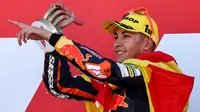 Raul Fernandez. Pembalap Spanyol berusia 21 tahun ini akan menjadi rekan Remy Gardner di tim KTM Tech3. Musim lalu di Moto2 pun mereka juga rekan setim di Red Bull KTM Ajo. Mengoleksi 8 kali juara, ia menempati posisi kedua Moto2 musim lalu akibat 3 kali mengalami gagal finis. (AFP/Jose Jordan)