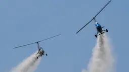 Sejumlah helikopter tampil dalam pertunjukan aerobatik di Wilayah Siziwang, Ulanqab, Daerah Otonom Mongolia Dalam, China utara, pada 21 Agustus 2020. (Xinhua/Darhan)