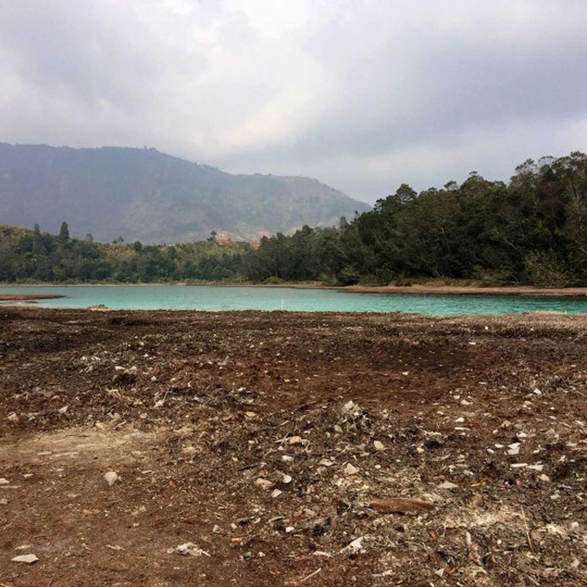 Melihat panorama Telaga Warna Dieng di tengah kemarau