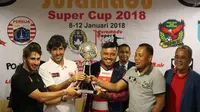 Perwakilan kontestan Suramadu Super Cup memegang trofi. (Bola.com/Aditya Wany)