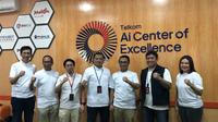 Direktur IT Digital Telkom Faizal Rochmad Djoemadi (ketiga dari kanan) meninjau langsung fasilitas serta berbagai inovasi yang dikembangkan oleh talenta digital lokal di AI Center Makassar. Foto: Telkom