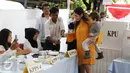 Aktris Jessica Iskandar  memasukan tangan ke tinta untuk mengikuti Pilkada serentak di TPS 22 jalan Bukti Tunggul, Setia Budi, Jakarta, Rabu (15/2). (Liputan6.com/Herman Zakharia)
