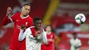 Pemain Liverpool Rhys Williams (kiri) dan pemain Arsenal Eddie Nketiah berebut bola pada pertandingan putaran keempat Piala Liga antara Liverpool dan Arsenal di Anfield, Liverpool, Inggris, Kamis (1/10/2020). Arsenal mengalahkan Liverpool 5-4 dalam adu penalti. (Peter Byrne/Pool via AP)