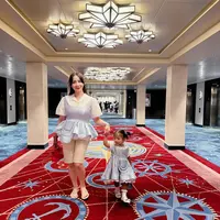 Dalam potret yang beredar, keduanya tampil kompak mengenakan busana senada bernuansa biru muda yang mengingatkan pada karakter ikonik Alice dari kisah Alice in Wonderland. [@raffinagita77].