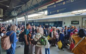 Penjualan tiket kereta Lebaran 2026 dilakukan bertahap sesuai skema H-45 untuk menjaga kelancaran arus mudik. (Dok PT KAI)