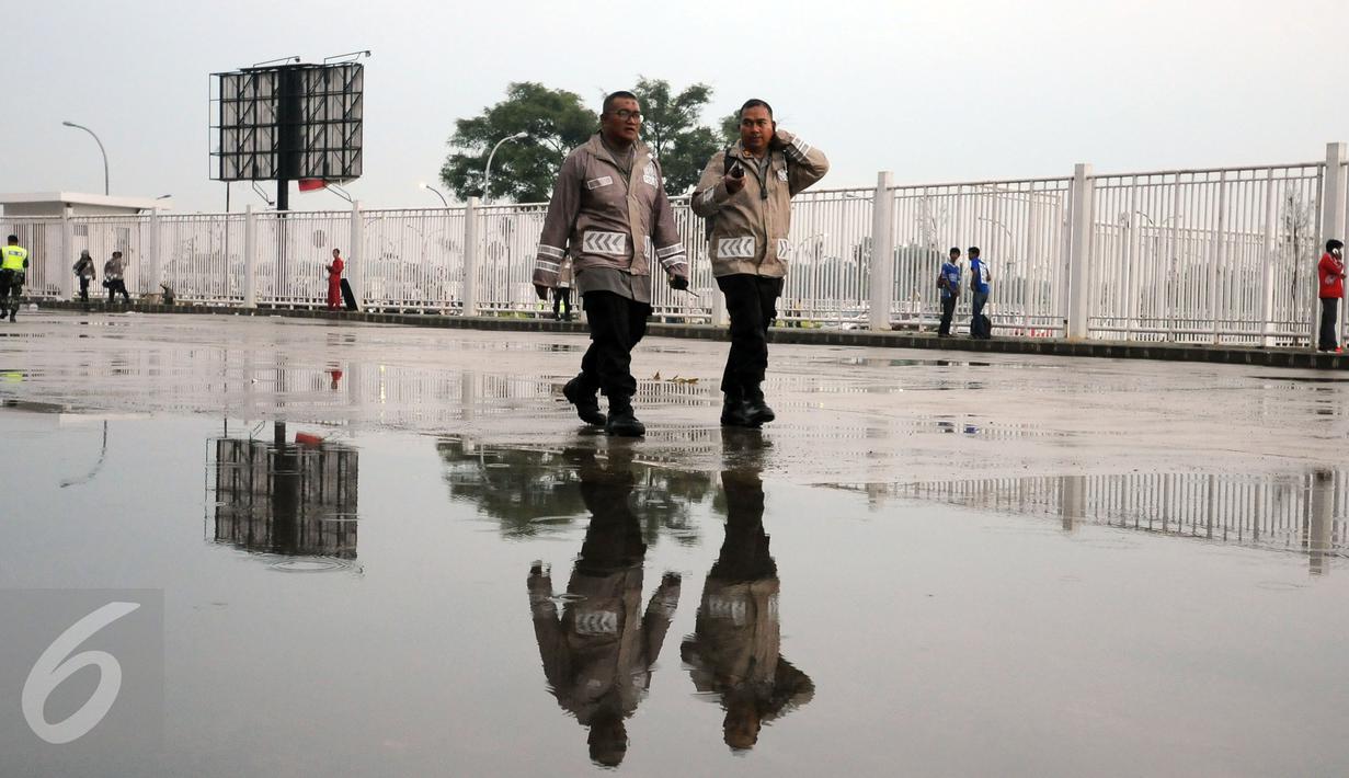 Personel polisi berpatroli di sekitar area Stadion Pakansari, Kab Bogor, Sabtu (11/3). Jelang laga perebutan tempat ketiga Piala Presiden 2017 antara Semen Padang vs Persib, keamanan Stadion Pakansari diperketat. (Liputan6.com/Helmi Fithriansyah)