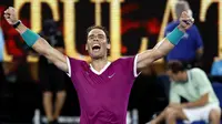 Pada dua babak tersisa, Nadal tidak memberikan kesempatan kepada Medvedev. Nadal sukses menuntaskan pertandingan dengan skor 7-5 usai menyapu bersih poin setelah pukulan backhand-nya gagal dikembalikan Medvedev. (AFP/Hamish Blair)