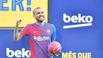 Bek baru Barcelona Brasil Dani Alves tersenyum selama upacara presentasi di stadion Camp Nou di Barcelona (17/11/2021). Dani Alves resmi diperkenalkan sebagai rekrutan anyar Barcelona di Stadion Camp Nou, Rabu (17/11) malam WIB. (AFP/Pau Barrena)