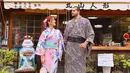 Tidak lengkap rasanya jika ke Jepang tanpa mencoba mengenakan kimono. Tasya Farasya pun tidak melewatkan kesempatan tersebut. Ia bersama sang suami tampil serasi memakai baju kimono. Beauty vlogger itu tampil anggun memakai kimono warna baby pink dengan corak bunga-bunga besar. (Liputan6.com/IG/@tasyafarasya)