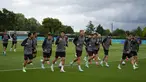 Para pemain Denmark melakukan pemanasan untuk sesi latihan tim di tempat latihan Tottenham Hotspur di London, Selasa (6/7/2021). Denmark akan bertanding melawan Inggris pada babak semifinal Euro 2020 di Stadion Wembley, Inggris. (AP Photo/Thanassis Stavrakis)