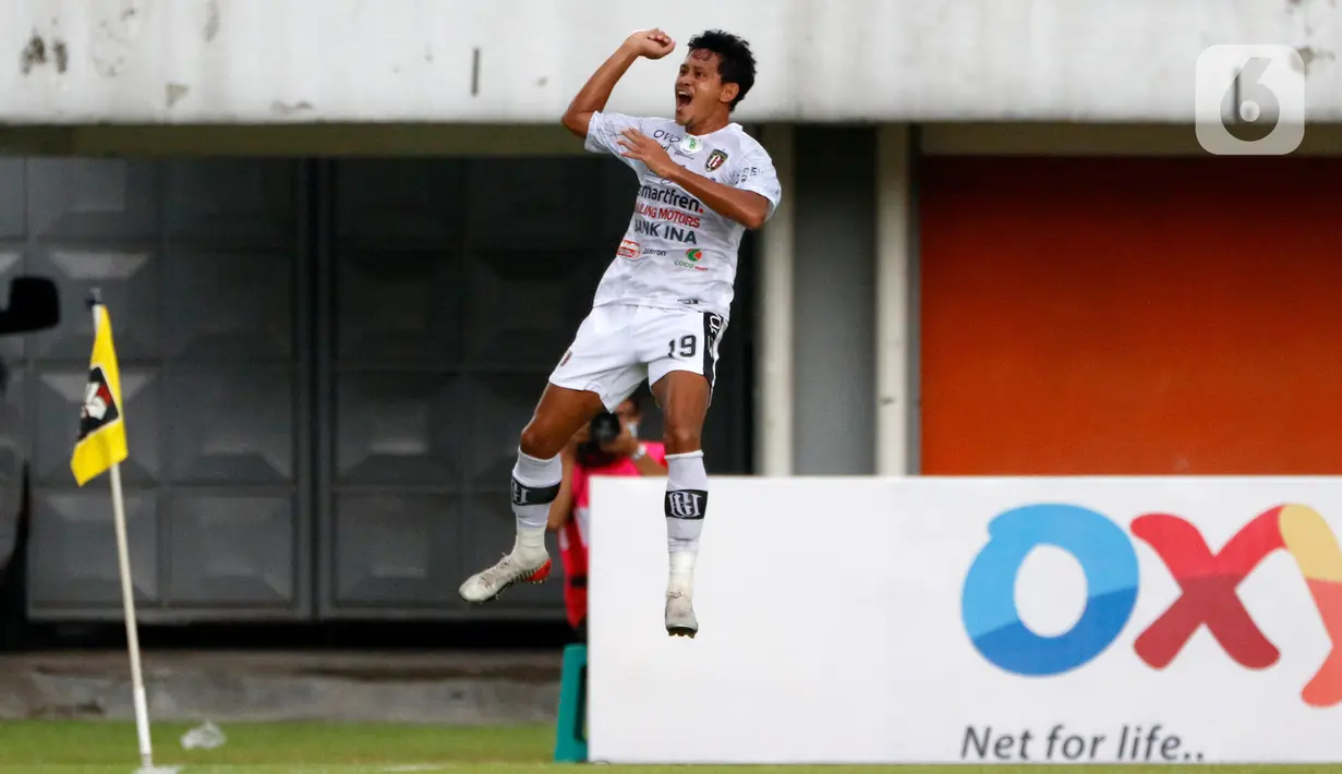Selebrasi pemain Bali United, Rizky Ahmad Sanjaya Pellu usai menjebol gawang Persiraja Banda Aceh dalam pertandingan Babak Penyisihan Grup D Piala Menpora 2021 di Stadion Maguwoharjo, Sleman, Senin (29/3/2021). Bali United menang 2-0 atas Persiraja. (Bola.com/Ikhwan Yanuar)