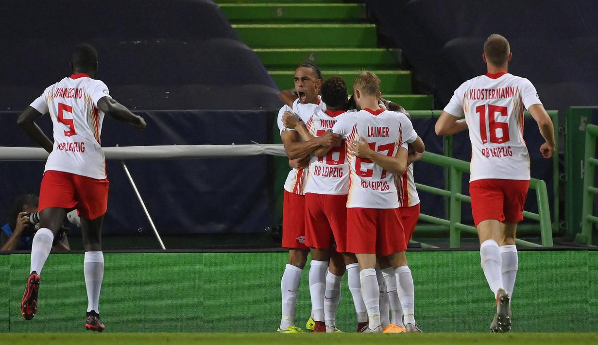 Pemain RB Leipzing merayakan gol yang dicetak Dani Olmo ke gawang Atletico Madrid pada perempat final Liga Champions 2019/2020 di Estadio Jose Alvalade, Jumat (14/8/2020) dini hari WIB. RB Leipzig menang 2-1 atas Atletico Madrid. (AFP/Lluis Gene/pool)