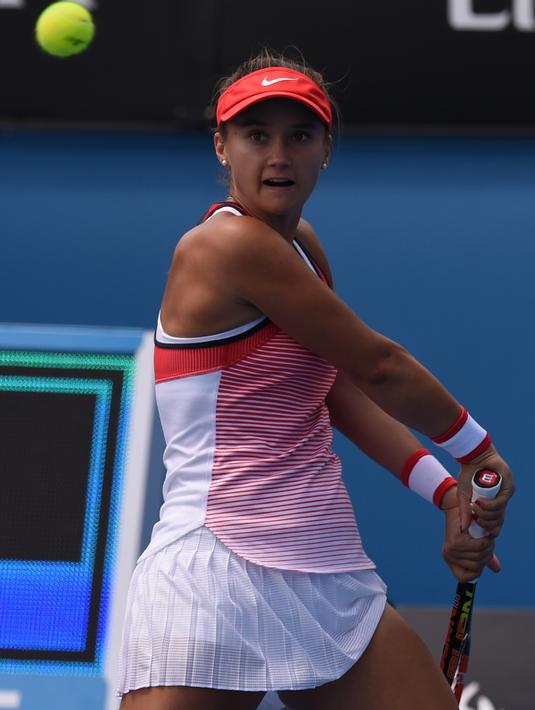 Petenis putri Amerika Serikat Lauren Davis mengembalikan bola pukulan lawannya asal Slovakia Magdalena Rybarikova pada pertandingan babak kedua Australia Terbuka di Melbourne, Australia, (20/1/2016). (AFP PHOTO/GREG WOOD)