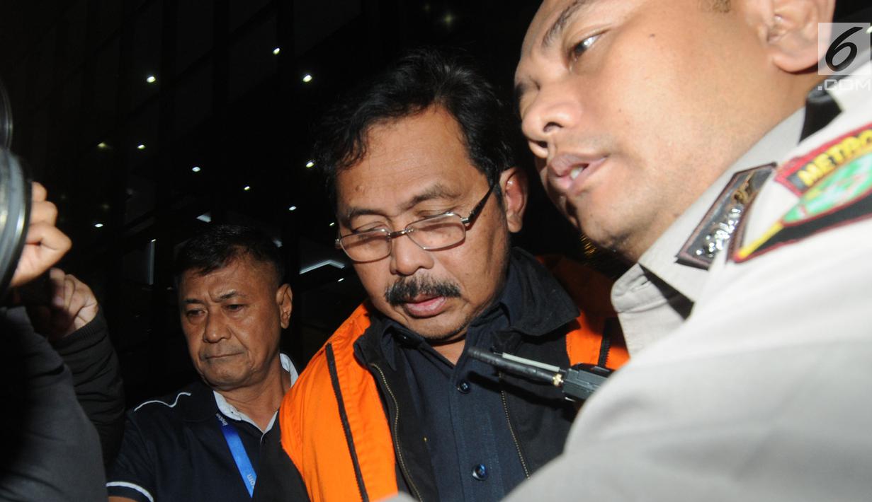 Gubernur Kepri Nurdin Basirun dikawal petugas usai menjalani pemeriksaan 1 x 24 jam di Gedung KPK, Jakarta, Jumat dini hari (12/7/2019). Nurdin Basirun resmi ditahan KPK bersama Edy Sofyan, Budi Hartono dan Abu Bakar terkait suap izin lokasi rencana reklamasi di Kepri. (merdeka.com/Dwi Narwoko)