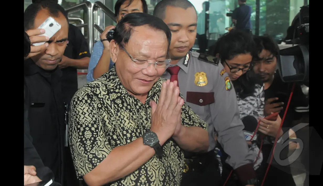 Mantan Panglima TNI, Endriartono Sutarto meberikan salam usai menyambangi KPK, Jakarta, Kamis (12/2/2015). Kedatangannya memberi dukungan moril ke KPK dan meminta Presiden Jokowi segera memutuskan konflik antara KPK-Polri. (Liputan6.com/Herman Zakharia)