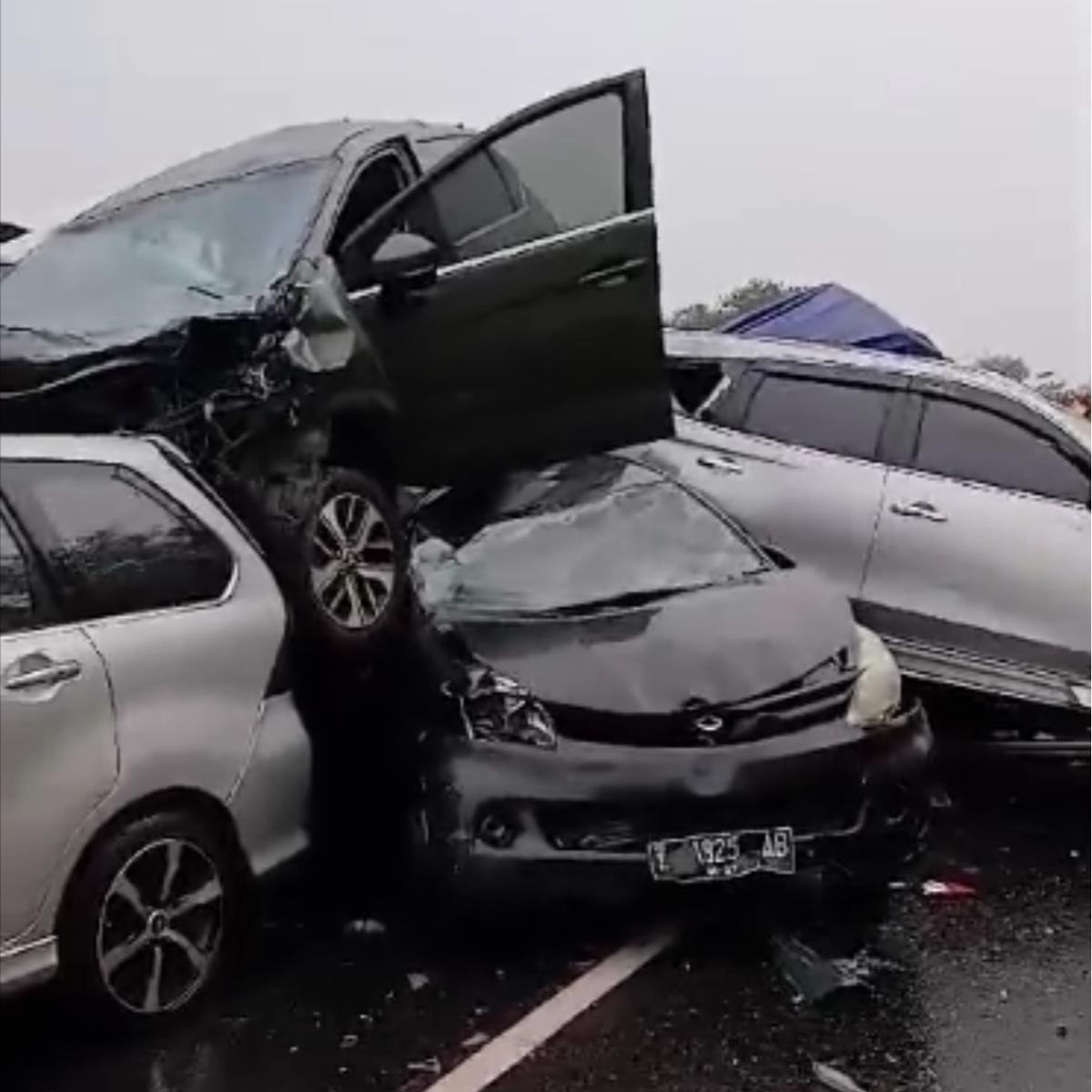Tabrakan beruntun di Tol Cipularang