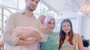 Sarah Kiehl hadir bersama sang suami dan buah hatinya yang baru lahir mengenakan busana sentuhan pastel. [@aurelie.hermansyah].