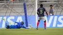 Penendang kelima Timnas Prancis U-17, Nhoa Sangui berhasil mencetak gol ke gawang Timnas Senegal U-17 saat adu penalti pada laga babak 16 besar Piala Dunia U-17 di Jakarta International Stadium, Jakarta Utara, Rabu (22/22/2023) malam WIB. (Bola.com/Bagaskara Lazuardi)