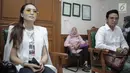 Gitaris band Geisha, Roby Satria atau Roby Geisha dan Istrinya Cinta Ratu Nansya saat menjalani sidang perceraian perdana di Pengadilan Agama Jakarta Selatan, Senin (12/3). Sidang beragendakan mediasi bagi kedua belah pihak. (Liputan6.com/Faizal Fanani)