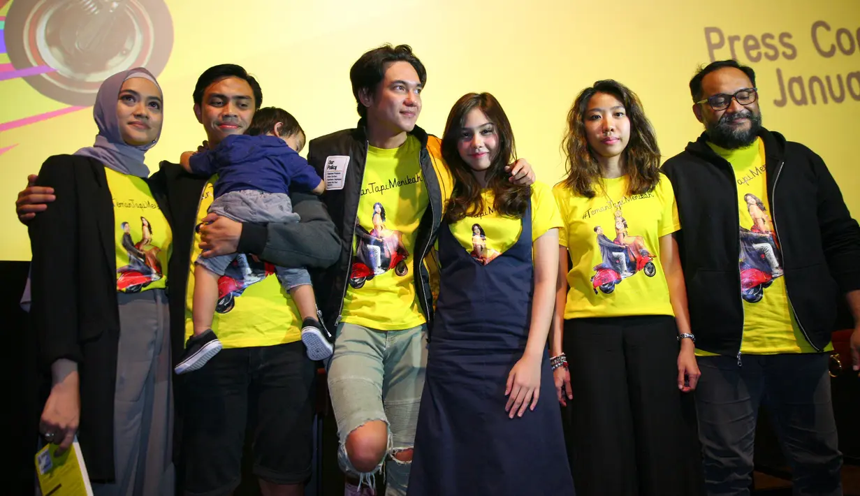 "Ada beberapa kali kami ngobrolin masalah adegan yang susah atau dialognya yang lumayan ribet. Komunikasinya sangat membantu dan membuat kami lebih enak lagi," sebut Adipati Dolken. (Nurwahyunan/Bintang.com)