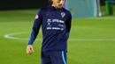 <p>Gelandang Kroasia, Luka Modric menendang bola saat sesi latihan timnas Kroasia di Piala Dunia 2022 di Doha, Minggu (11/12/2022). Kroasia dan Argentina bertemu sebanyak lima kali pada laga persahabatan dan Piala Dunia. (AP Photo/Petr David Josek)</p>