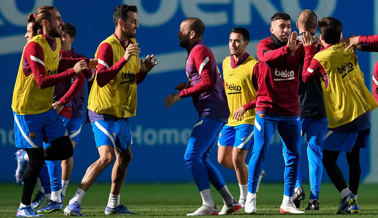Pemain Barcelona harus sadar kalau mereka adalah panutan buat masyarakat. Karena itu, pemain harus bisa membangun citra yang baik dengan mengikuti kode etik klub. Sebab, mereka adalah cerminan nyata dari nilai-nilai Barcelona di mata masyarakat. (AFP/Josep Lago)