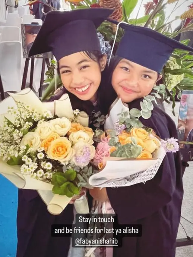 6 Momen Alya Rohali Dampingi Wisuda Putri Bungsunya, Kompak Bareng Suami