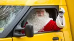 Pria berpakaian Santa Claus mengendarai mobil pos usai menerima surat dari anak - anak, Desa Himmelpfort, Jerman, (10/11/2015). Deutsche Post membuka layanan resmi bagi anak - anak yang ingin mengirim surat kepada Santa Claus. (REUTERS/Hannibal Hanschke)