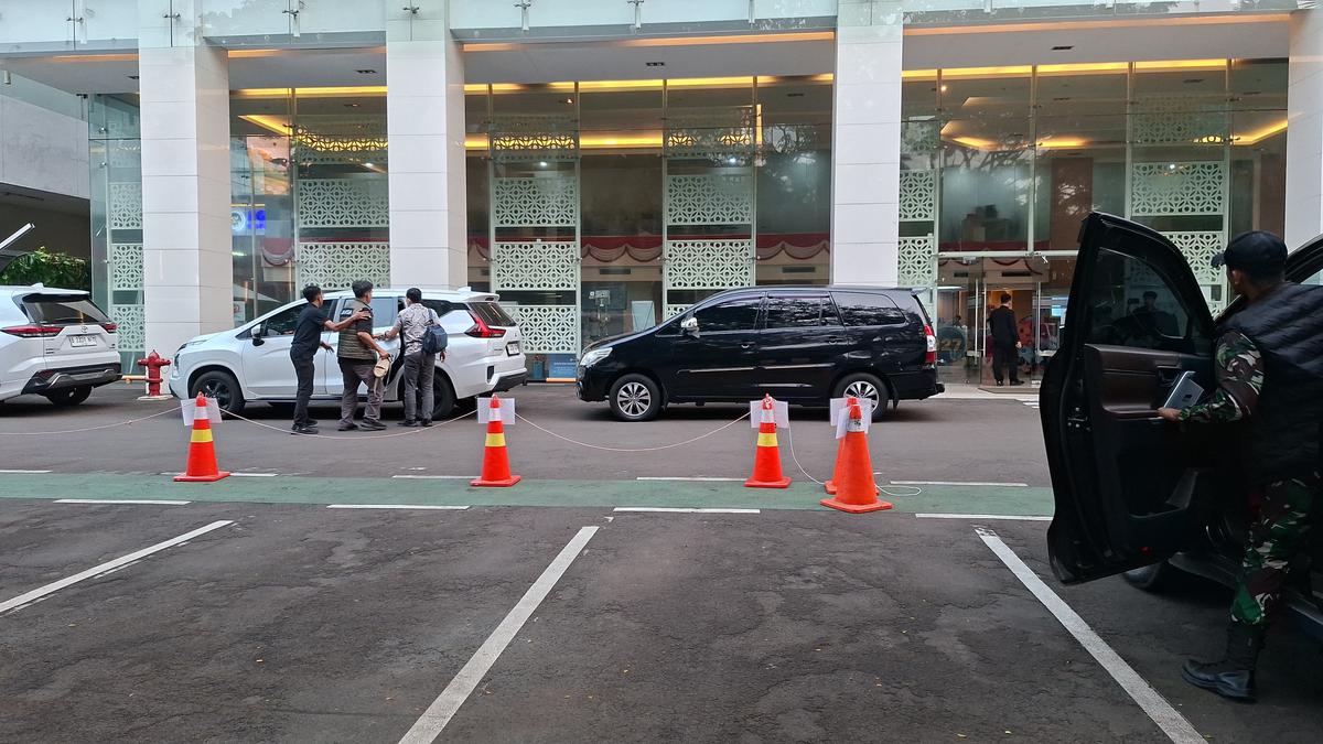 Penyidik Kejagung Keluar dari Kantor BGN Bawa Satu Kontainer Dokumen